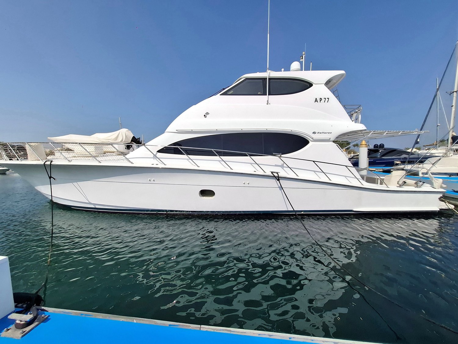 Hatteras 68 Enclosed Flybridge